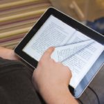 Парень читает электронную книгу